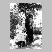 104-0097 Das Ehepaar Hubert und Martha Klein mit ihrem Sohn Gerhard im Vorgarten ihres Hauses.jpg